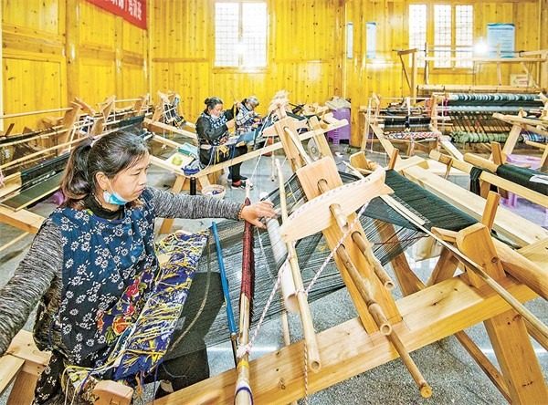 秀山土家族苗族自治縣清溪場鎮(zhèn)大寨村，土家織錦非遺工坊內(nèi)，繡娘正在加緊生產(chǎn)土家織錦。